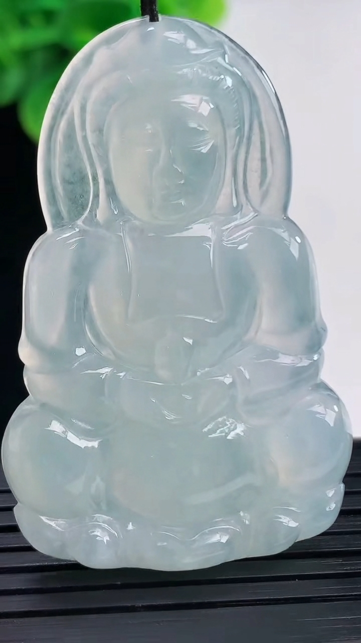 天然A货翡翠观音菩萨吊坠尺寸51.7-33.6-4.7重量:15.19g
4月11日