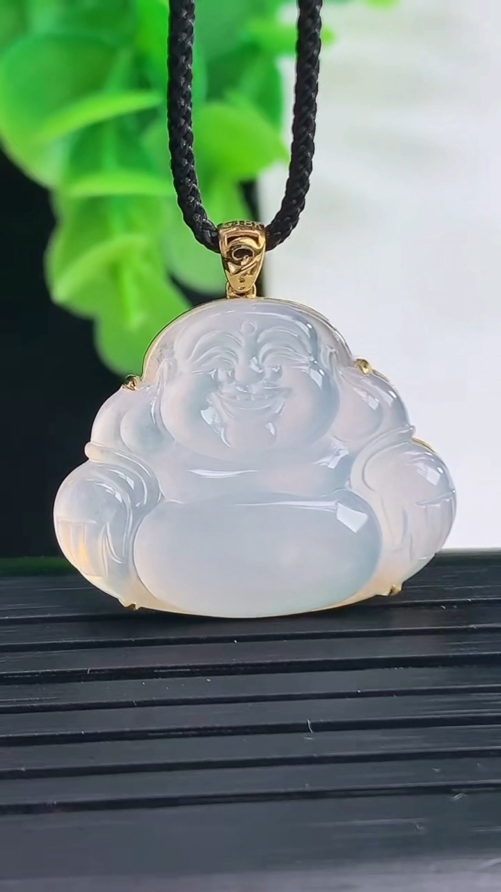 天然A货翡翠种白冰佛公吊坠尺寸21.2-26.4-3.8重量:4.40g
4月11日