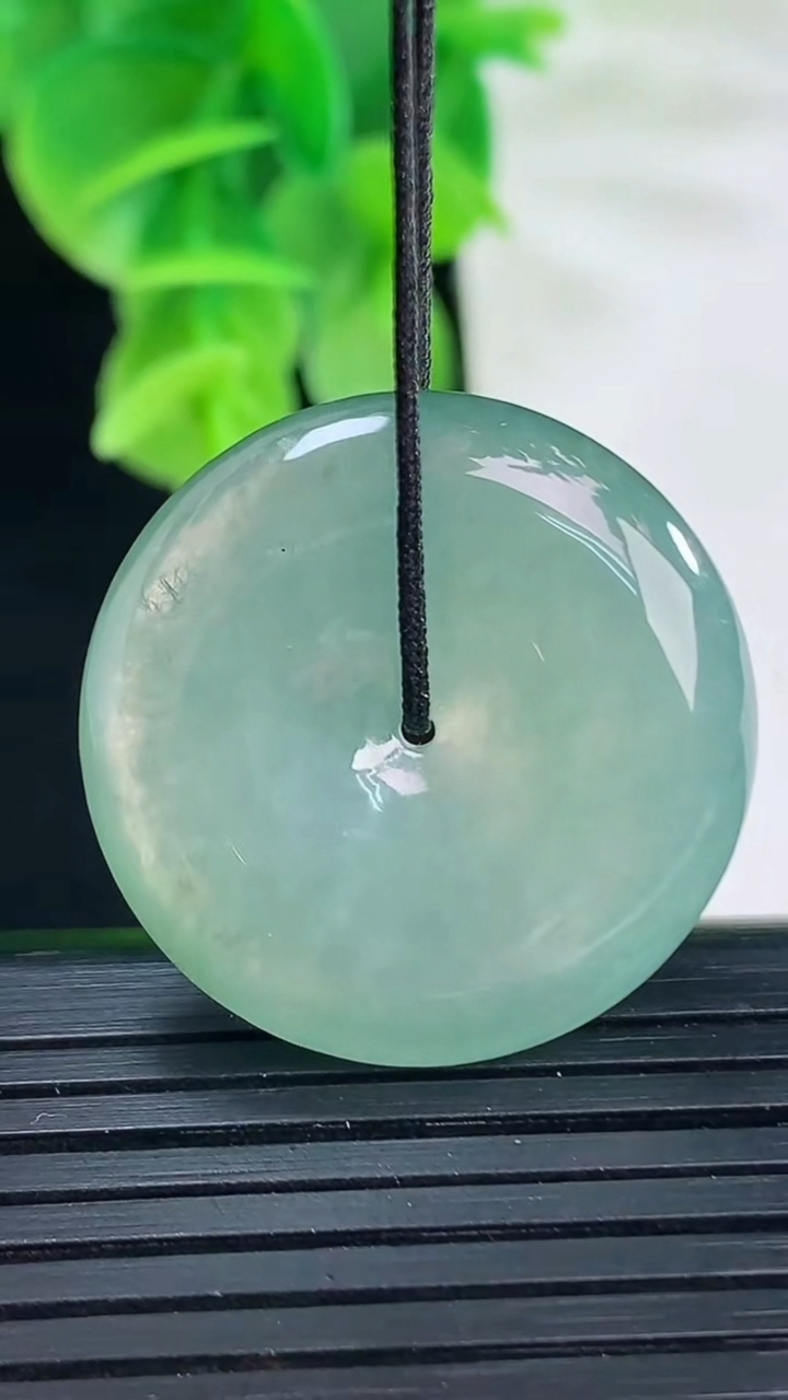 天然A货翡翠平安扣吊坠尺寸26.8-5.9重量:9.11g
4月11日