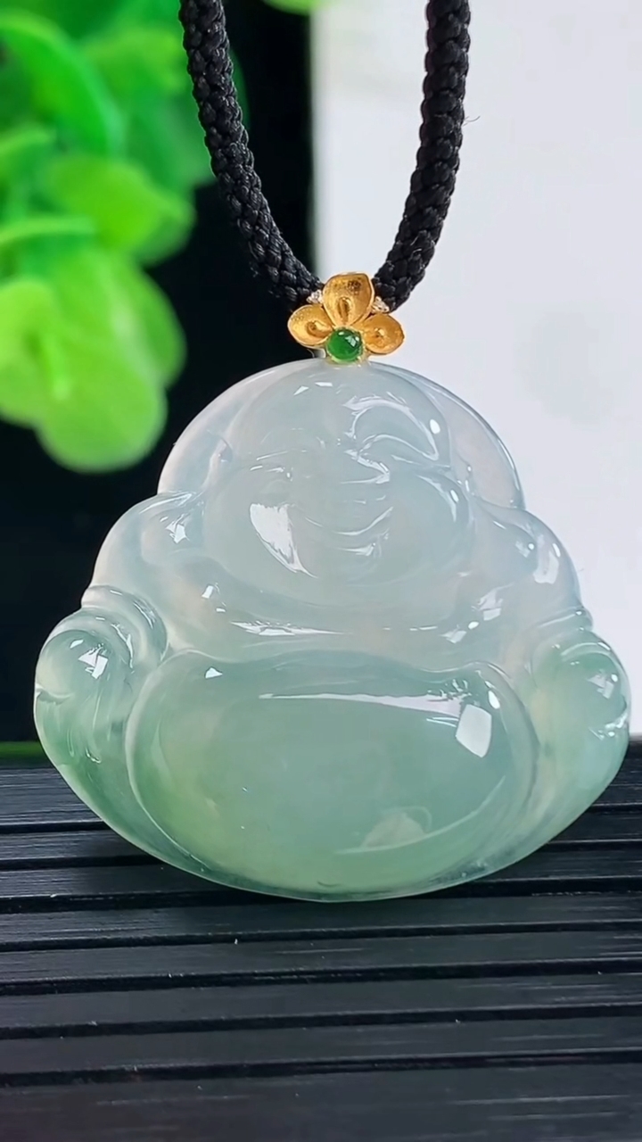 天然A货翡翠佛公吊坠尺寸31.5-30.1-5.2重量:6.73g
4月11日