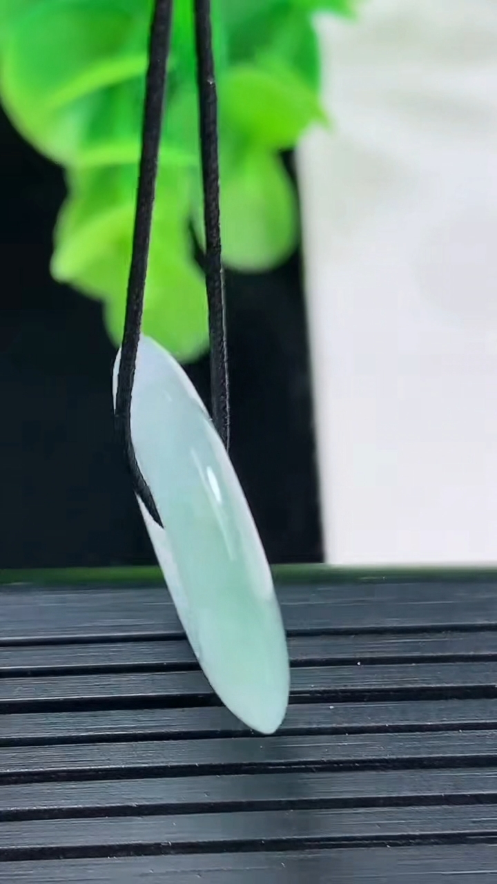 天然A货翡翠冰种飘花平安扣吊坠尺寸22.9-4.1重量:4.62g
4月11日