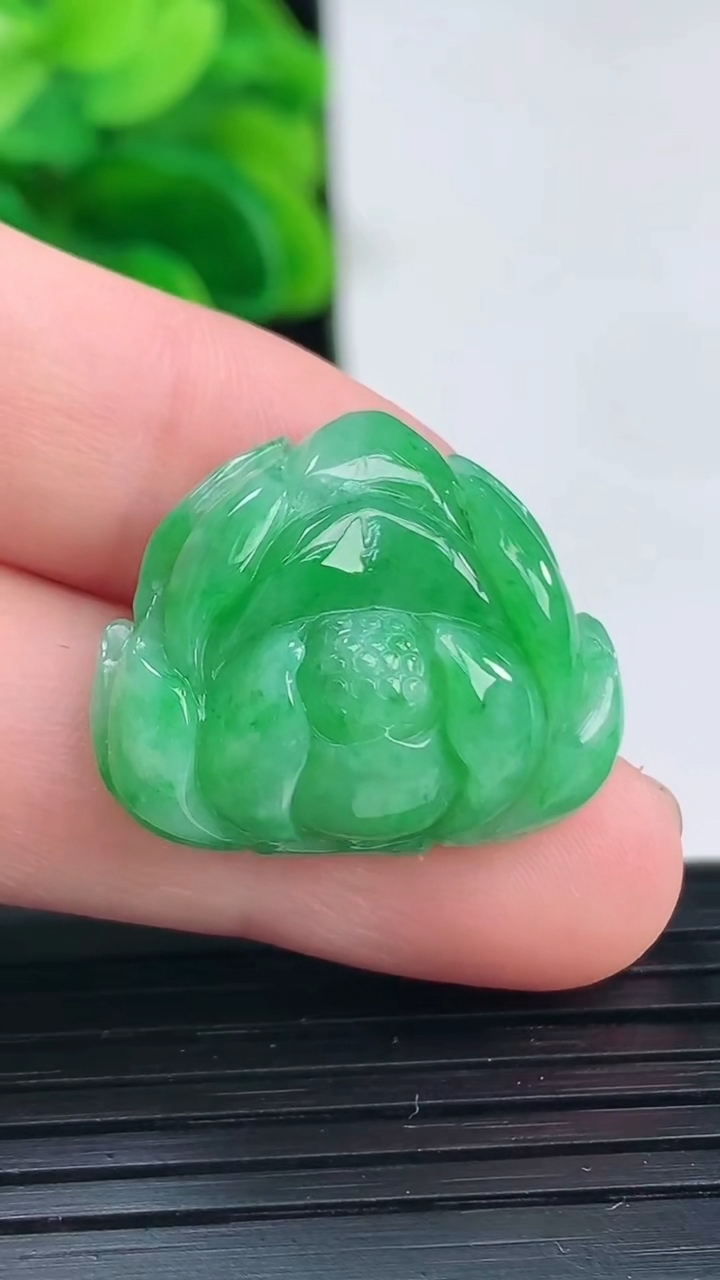 天然A货翡翠和和美美 荷花吊坠尺寸19.8-23.6-8重量:6.28g
4月11日