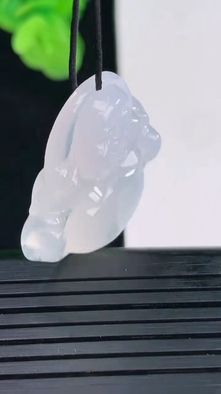 天然A货翡翠种飘花佛公吊坠尺寸27.6-30-6.3重量:8.47g
4月11日