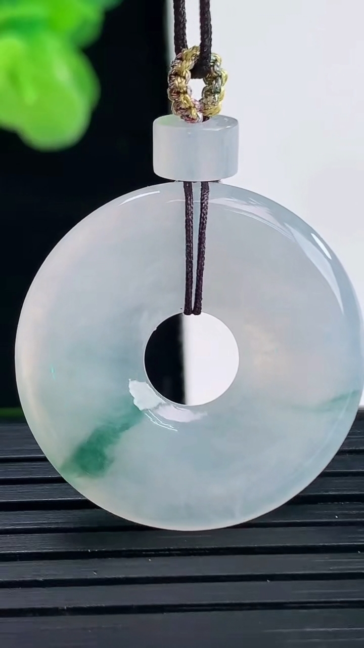 天然A货翡翠飘花平安环吊坠尺寸27-3.6重量:6.07g
4月11日