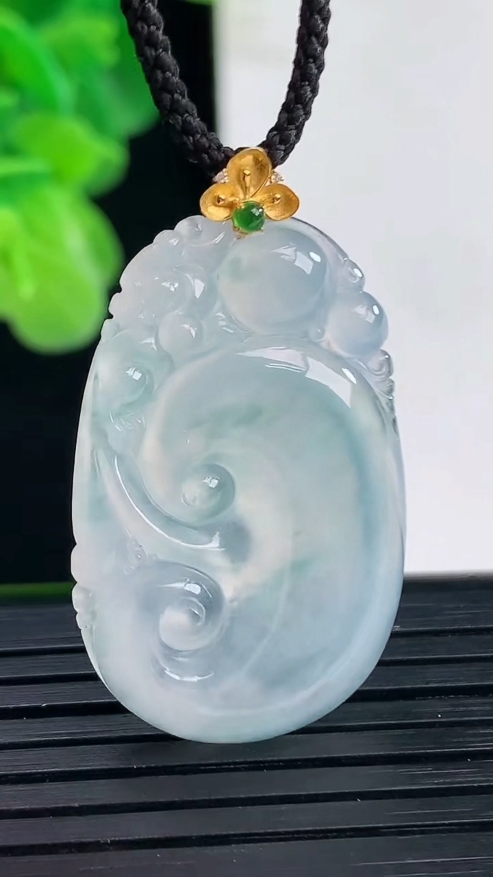 天然A货翡翠18K金飘花如意吊坠尺寸36.8-20.4-3.6重量:6.03g
4月11日