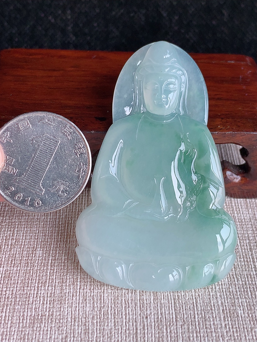 天然A货翡翠飘花素衣观音吊坠 
尺寸64-39.8-5.4mm 重量25.13g 0410