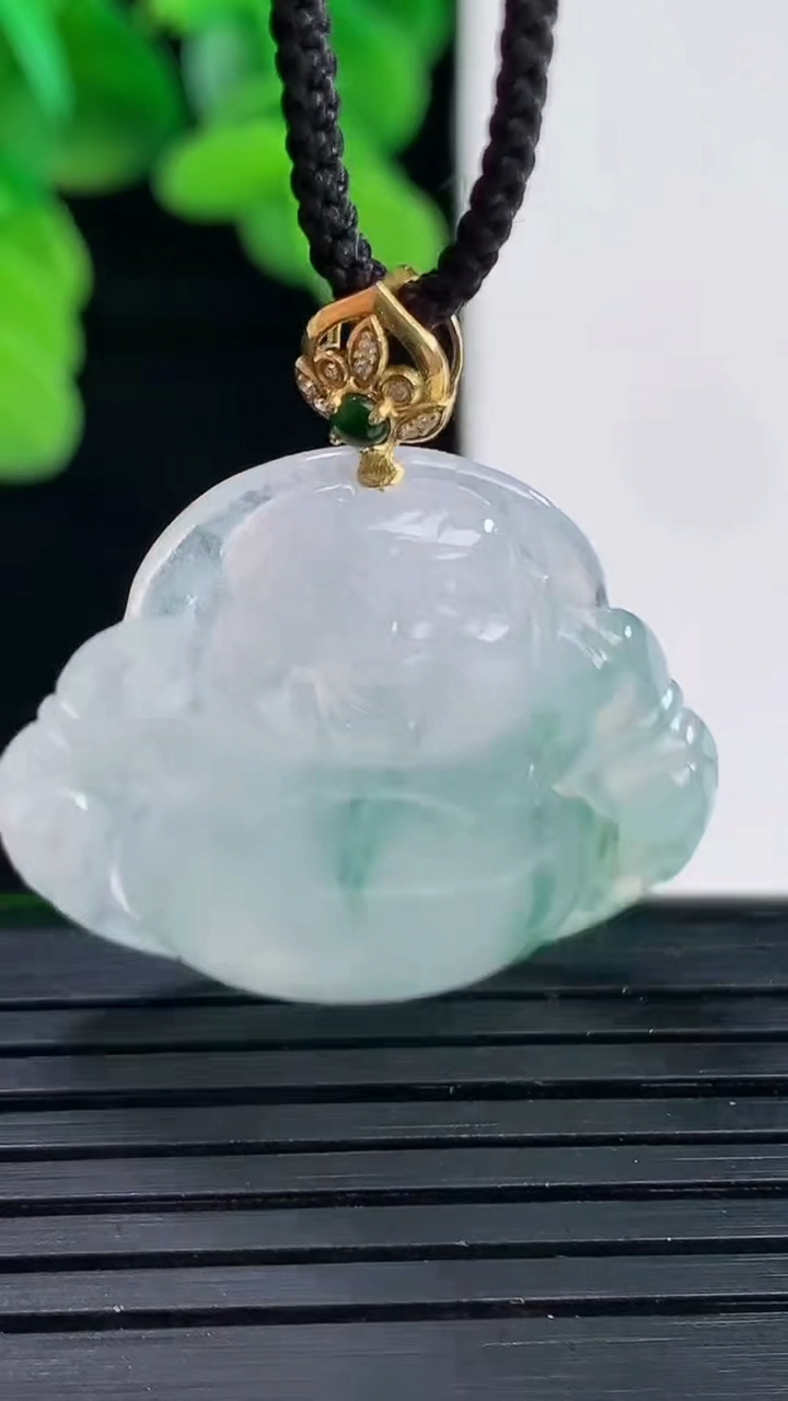 天然A货翡翠18K金飘花佛公吊坠尺寸26.7-29.4-5.5重量:6.66g
4月11日