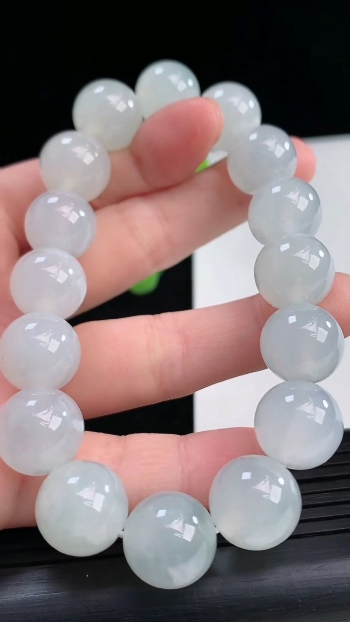 天然A货翡翠圆珠手串尺寸13-16颗重量:62.49g4月11日
工厂直销收藏佳品,种好水足，色泽均匀，有种有色，上手高大气！