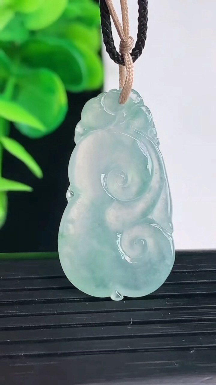 天然A货翡翠飘花如意吊坠尺寸33.4-17.8-3.5重量:4.36g
4月11日