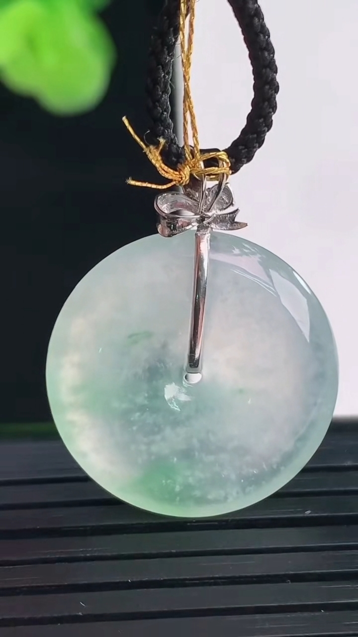 天然A货翡翠平安扣吊坠尺寸21.7-4.3重量:4.66g
4月11日