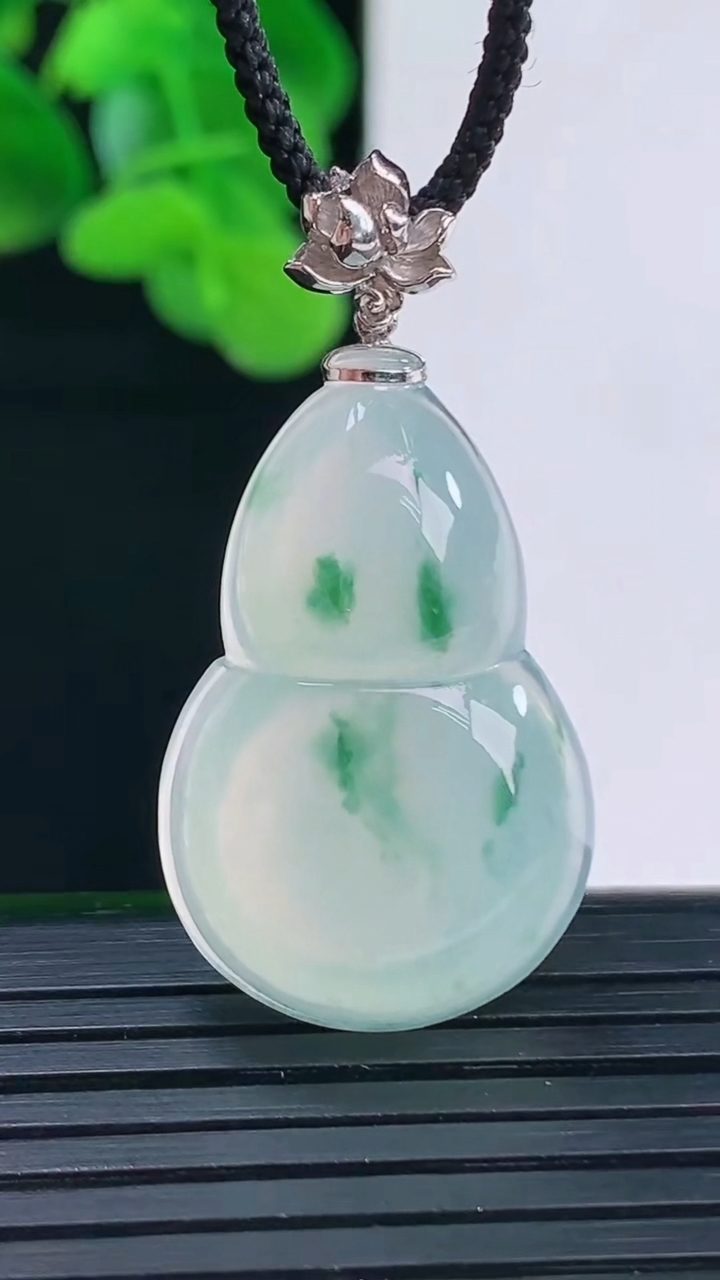 天然A货翡翠种飘花葫芦吊坠尺寸36.8-18.9-5.6重量:5.69g
4月12日