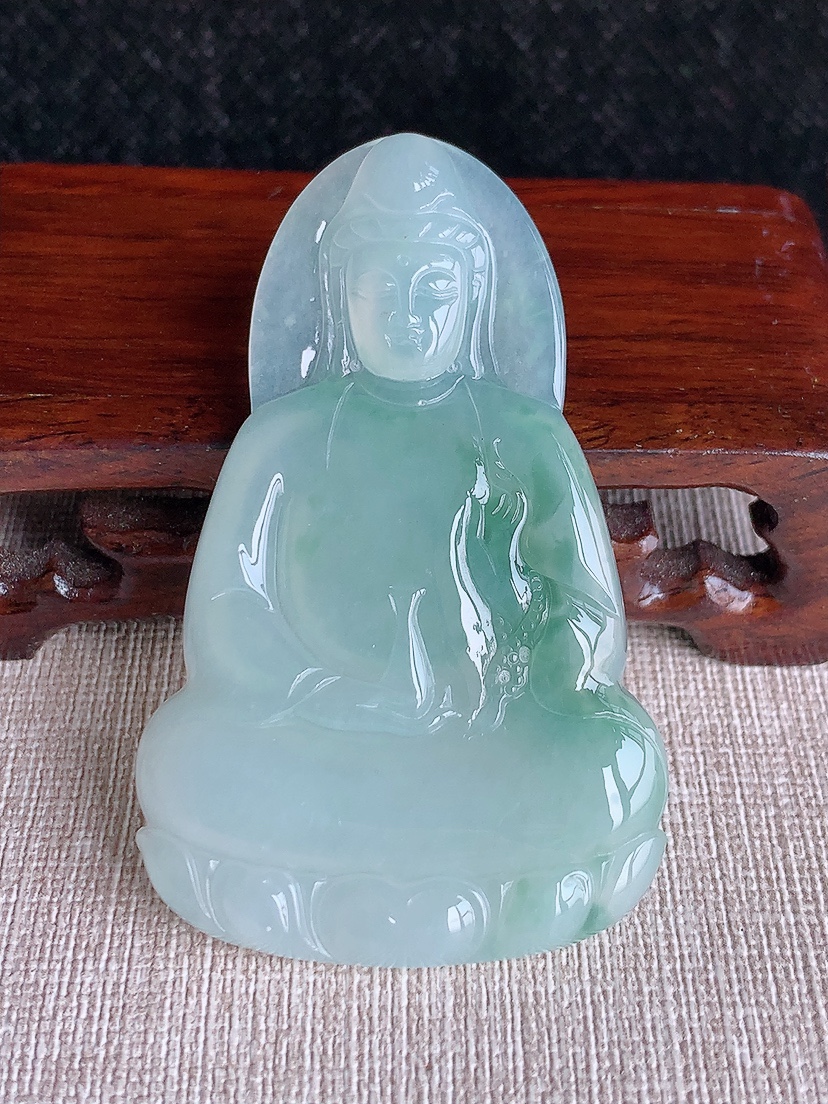 天然A货翡翠飘花素衣观音吊坠 
尺寸64-39.8-5.4mm 重量25.13g 0410