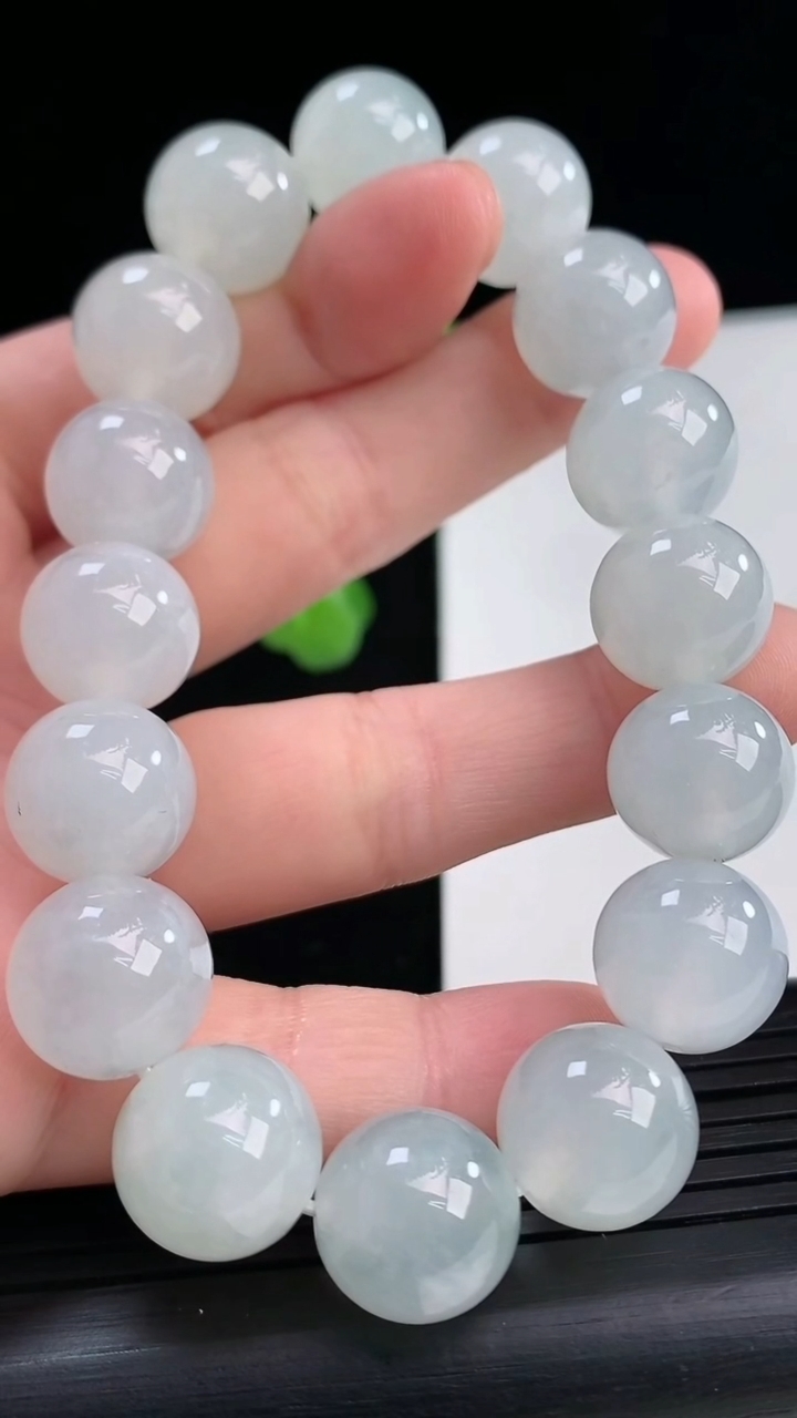 天然A货翡翠圆珠手串尺寸13-16颗重量:62.49g4月11日
工厂直销收藏佳品,种好水足，色泽均