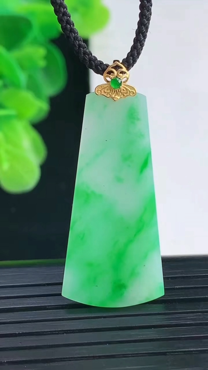 天然A货翡翠无事牌吊坠尺寸39-16.1-2重量:3.13g
4月11日