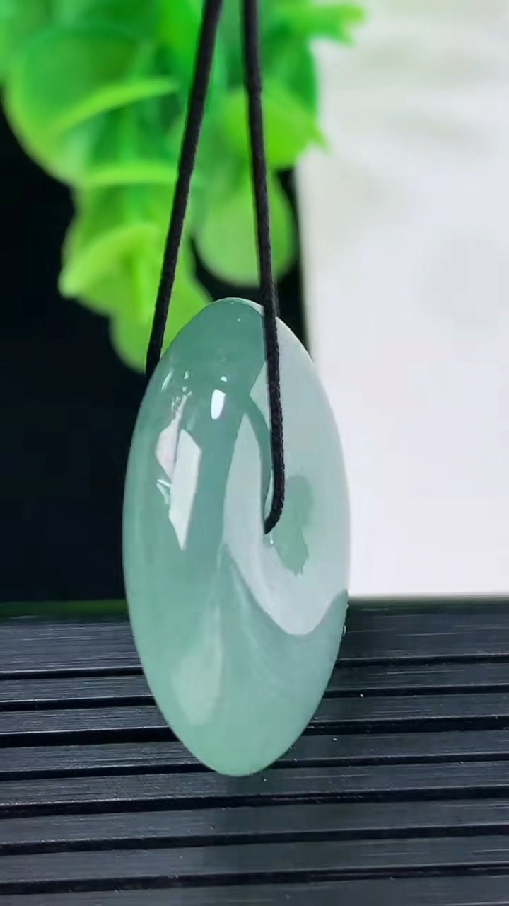 天然A货翡翠平安扣吊坠尺寸26.8-5.9重量:9.11g
4月11日