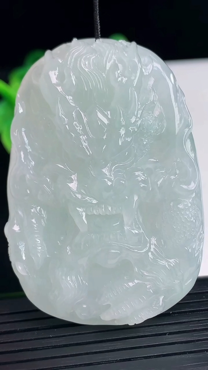 天然A货翡翠龙牌吊坠尺寸60.8-41.7-11.8重量:52.91g
4月11日