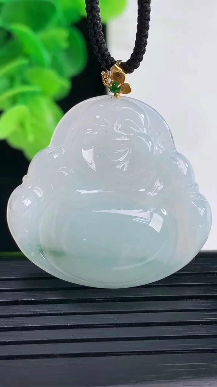 天然A货翡翠18K金飘花佛公吊坠尺寸31.9-34.1-5.6重量:8.95g
4月11日