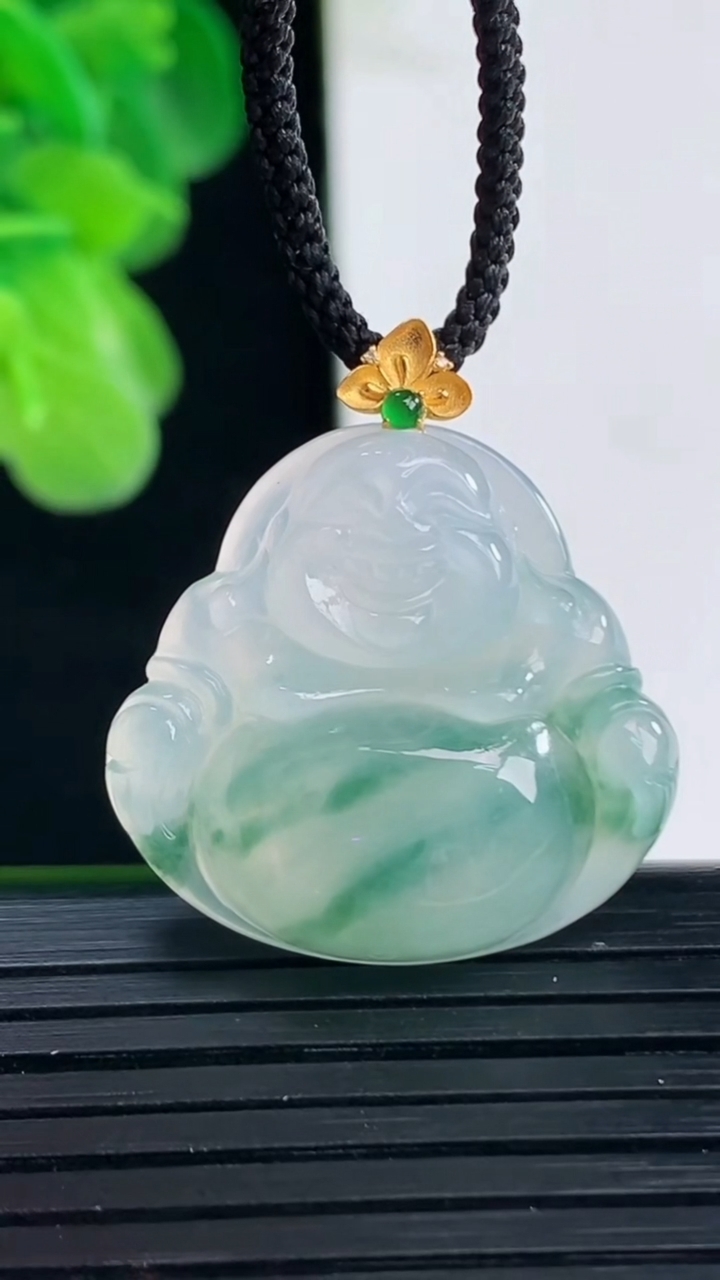 天然A货翡翠18K金飘花佛公吊坠尺寸20-25.2-5.7重量:5.39g
4月11日