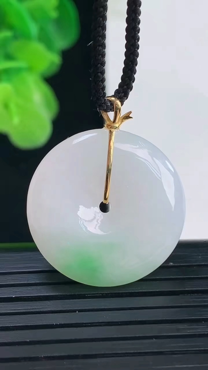 天然A货翡翠平安扣吊坠尺寸23.3-4.9重量:6.05g
4月11日