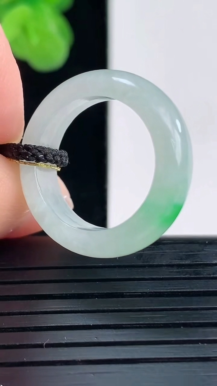 天然A货翡翠指环戒指尺寸17.5-5.8-3.5重量:4.23g2026年4月11日
工厂直销收藏佳品,种好水足，色泽均匀，有种有色，上手高大气！