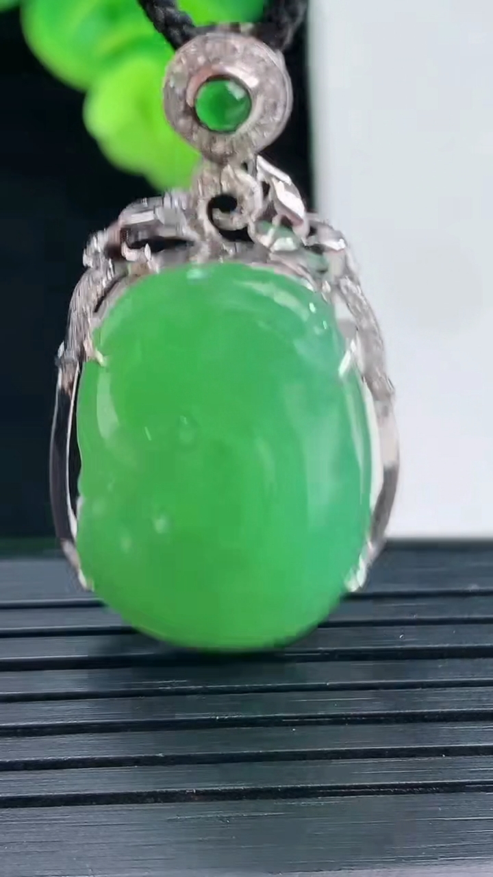 天然A货翡翠如意吊坠尺寸41.7-20.9-7.5裸石28.5-17重量:8.12g
4月11日