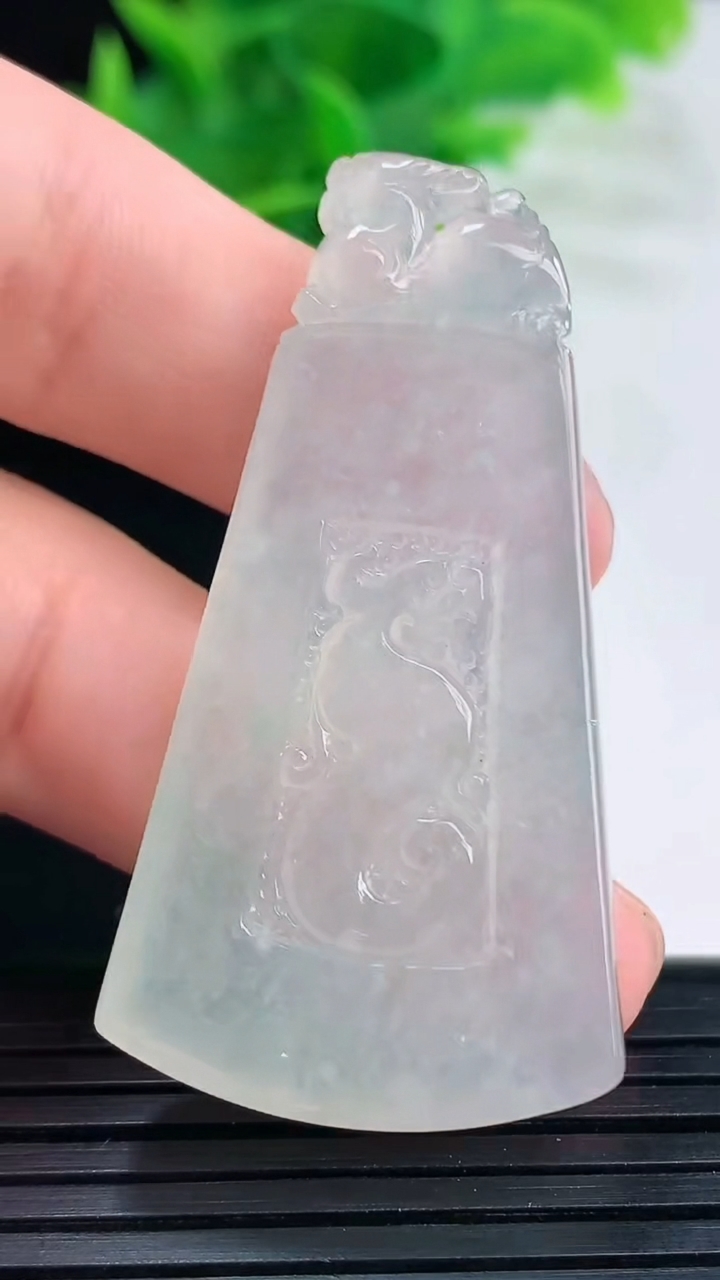 天然A货翡翠仿古无事牌吊坠尺寸46.6-24.6-5.9重量:15.36g
4月11日