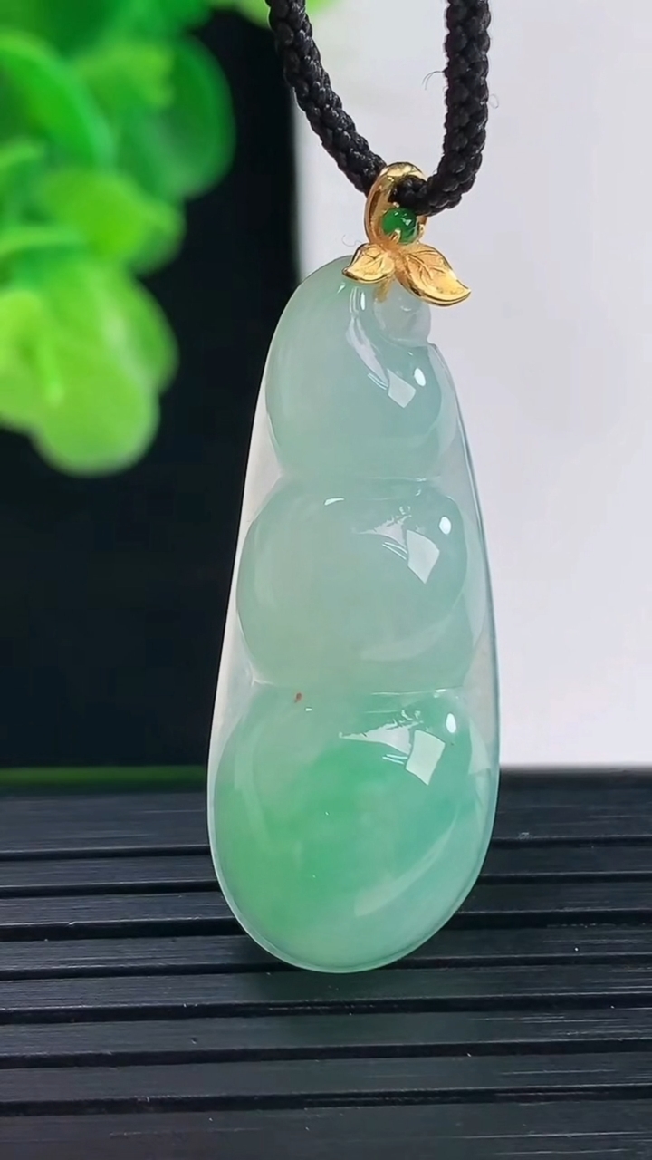 天然A货翡翠福豆吊坠尺寸39.8-13.9-6.4重量:5.62g
4月11日