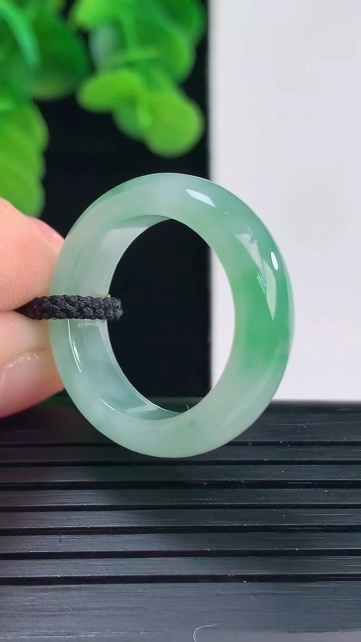 天然A货翡翠指环戒指尺寸18.4-6.3-3.5重量:4.78g2026年4月11日
工厂直销收藏佳