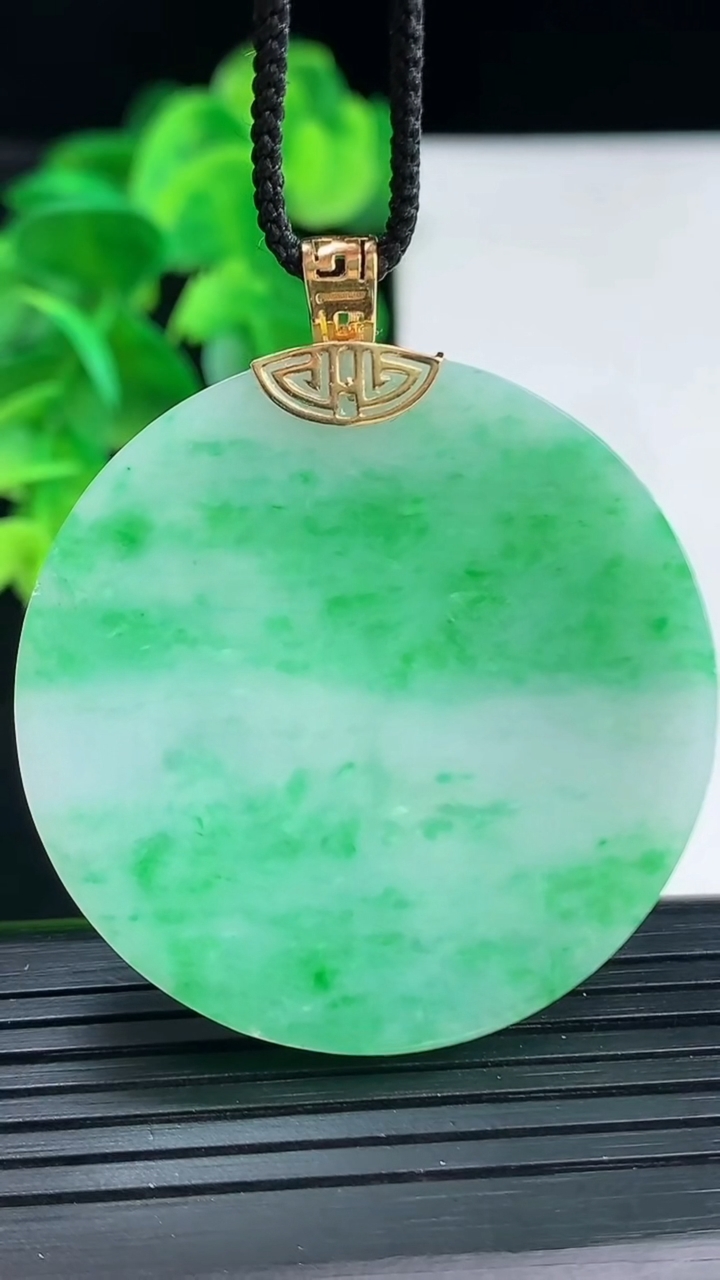 天然A货翡翠无事牌吊坠尺寸41.3-4.8重量:23.81g
4月11日