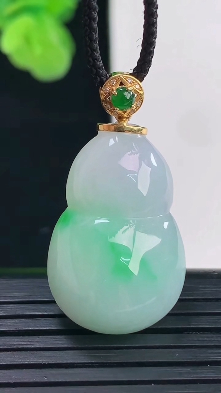 天然A货翡翠葫芦吊坠尺寸27.6-18.2-8.3重量:7.41g
4月11日