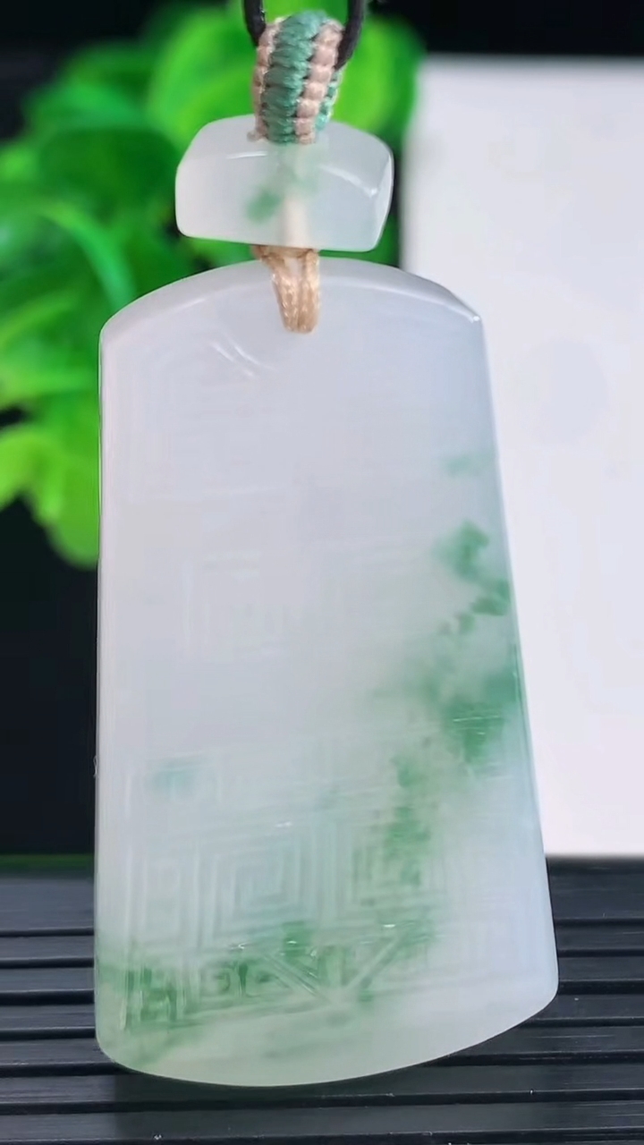 天然A货翡翠飘花仿古无事牌吊坠尺寸45.6-25.9-5.9重量:20.00g
4月11日