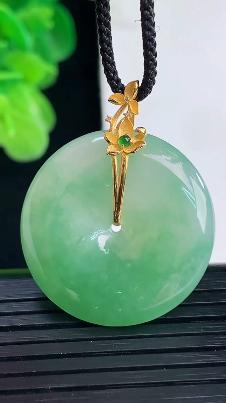 天然A货翡翠平安扣吊坠尺寸27.8-5.4重量:9.34g
4月11日