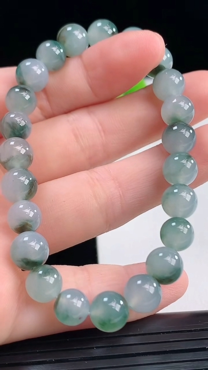 天然A货翡翠飘花圆珠手串尺寸7.8-23颗重量:19.11g4月11日
工厂直销收藏佳品,种好水足，色泽均匀，有种有色，上手高大气！