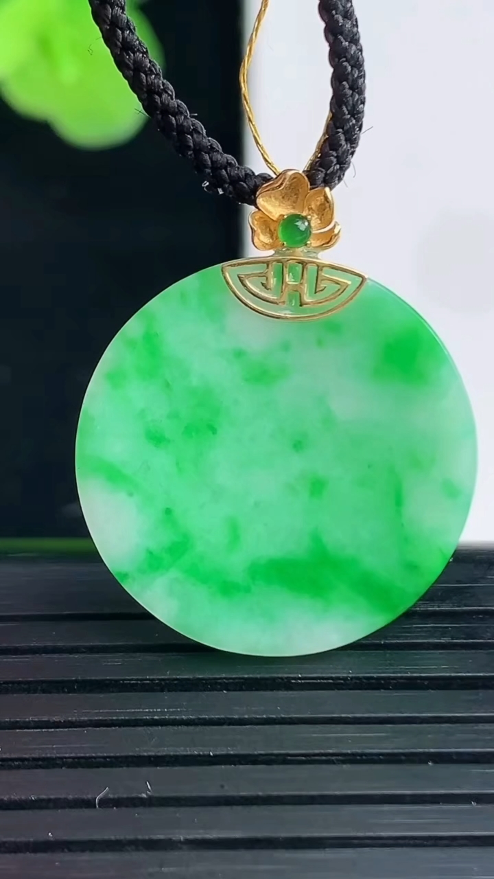 天然A货翡翠无事牌吊坠尺寸22.5-1.9重量:3.07g
4月11日