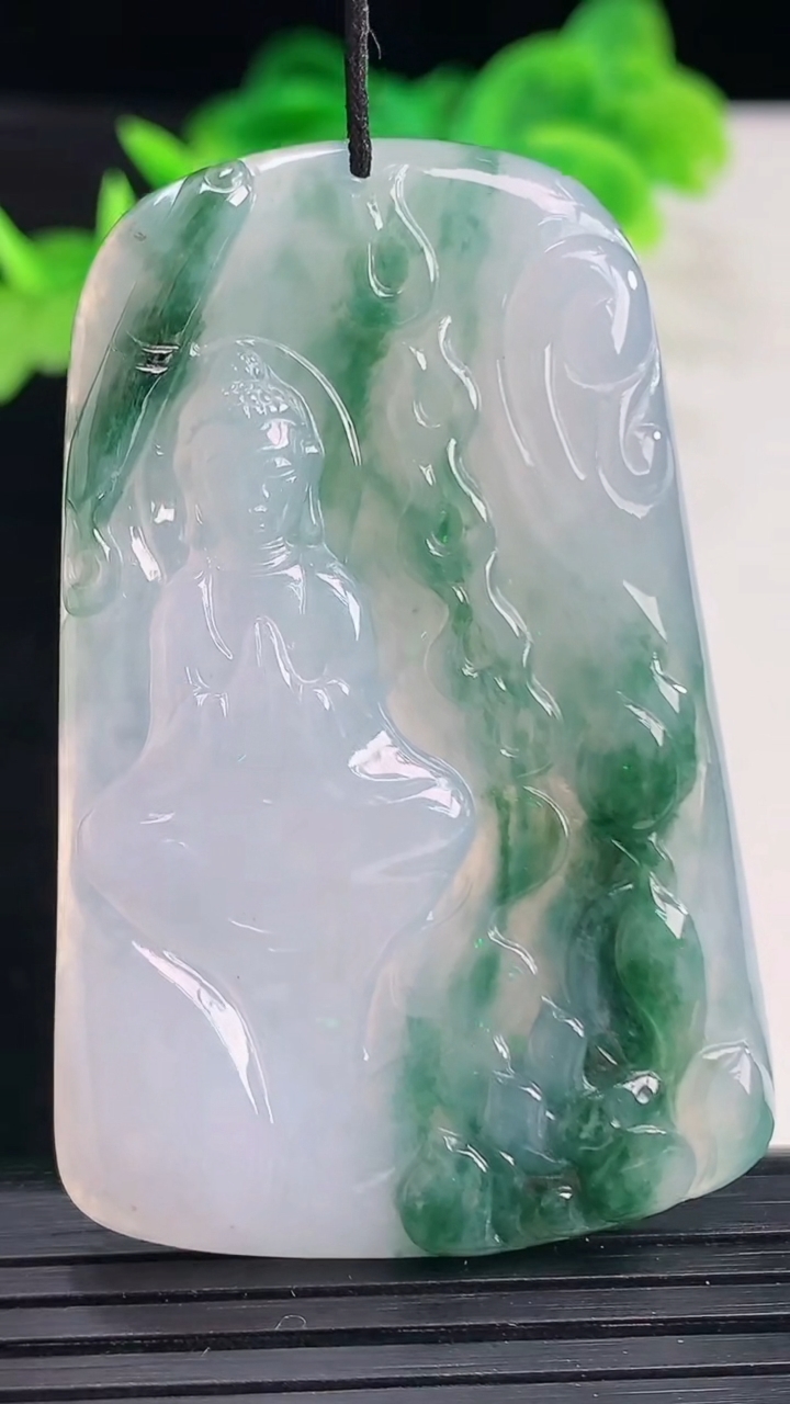 天然A货翡翠飘花阿弥陀佛吊坠尺寸53.6-34.8-5.3重量:21.55g
4月11日