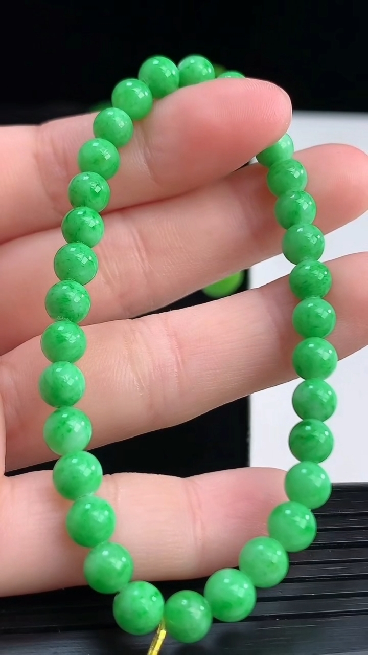 天然A货翡翠圆珠手串尺寸5.3-32颗重量:9.35g4月11日
工厂直销收藏佳品,种好水足，色泽均匀，有种有色，上手高大气！