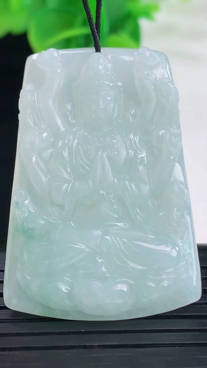 天然A货翡翠飘花千手观音吊坠尺寸42.8-29.6-5.6重量:14.90g
4月11日