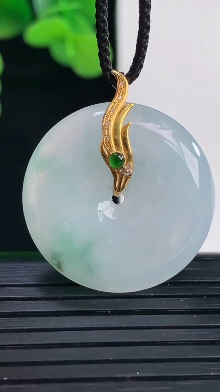 天然A货翡翠18K金飘花平安扣吊坠尺寸26-6.2重量:9.21g
4月11日