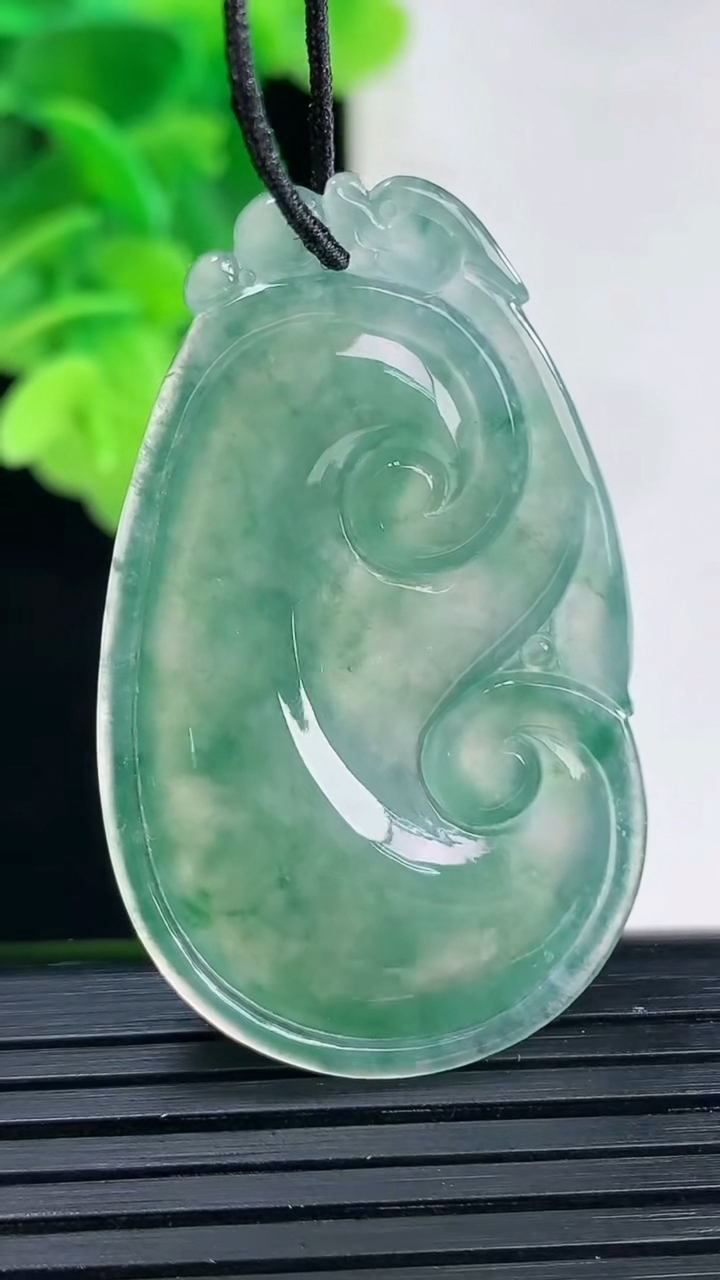 天然A货翡翠飘花如意吊坠尺寸43.6-25.9-5.4重量:11.61g
4月11日