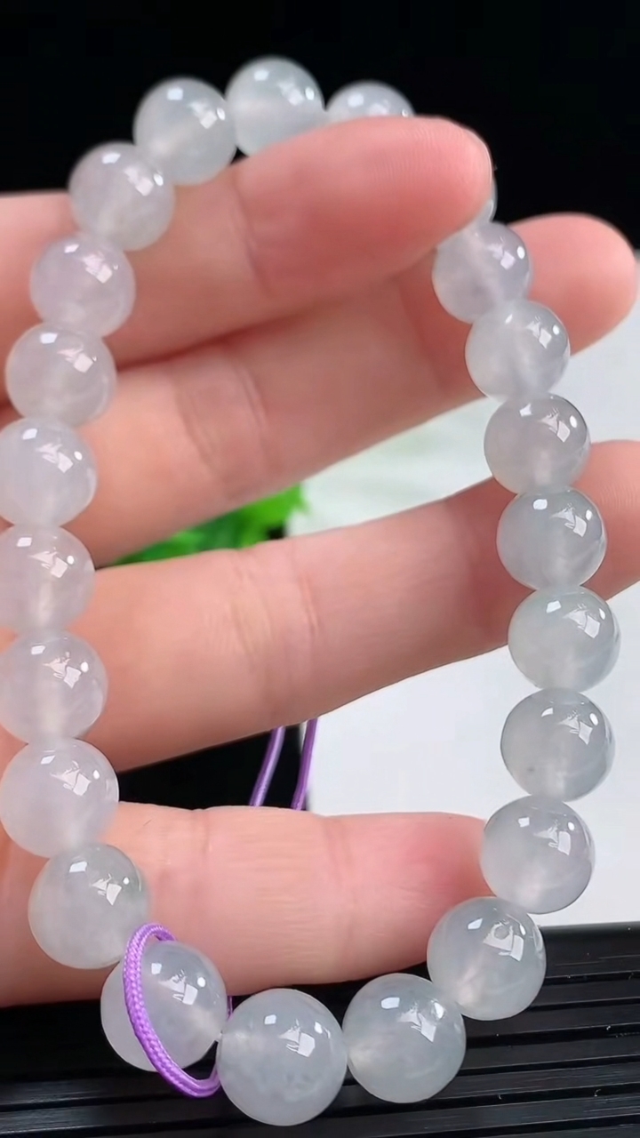 天然A货翡翠飘花圆珠手串尺寸8.3-23颗重量:24.27g4月11日
工厂直销收藏佳品,种好水足，色泽均匀，有种有色，上手高大气！