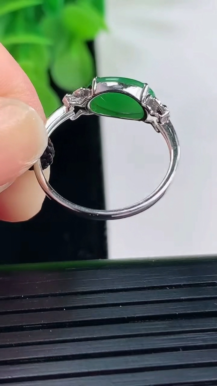 天然A货翡翠蛋面戒指尺寸17.2-9.9-6.6重量:1.46g2026年4月11日
工厂直销收藏佳品,种好水足，色泽均匀，有种有色，上手高大气！