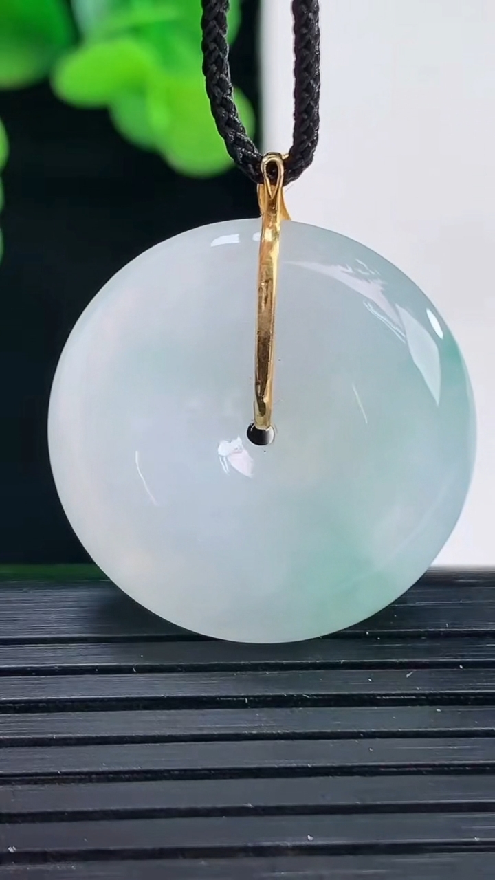 天然A货翡翠18K金飘花平安扣吊坠尺寸26-6.2重量:9.21g
4月11日