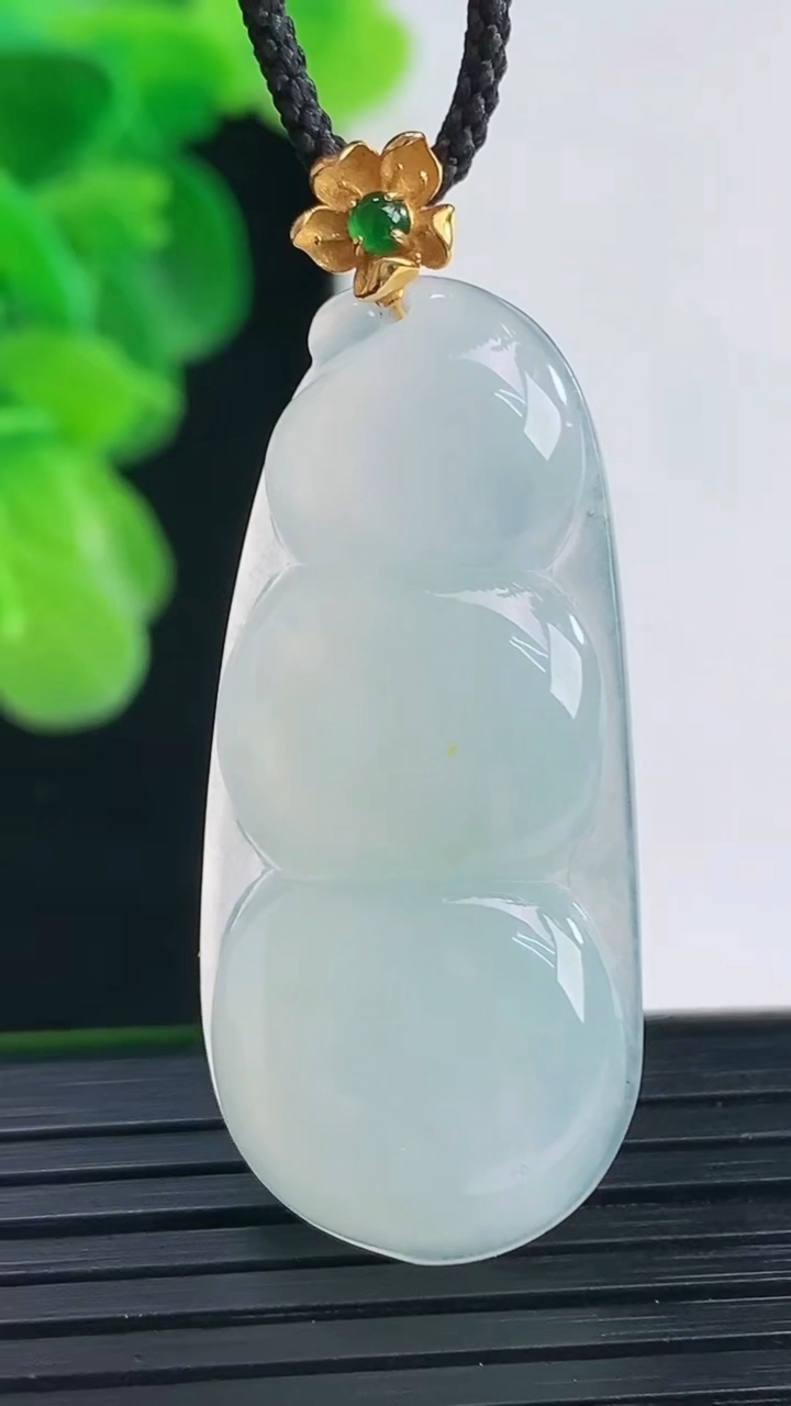 天然A货翡翠福豆吊坠尺寸44-17.8-5.6重量:7.87g
4月11日