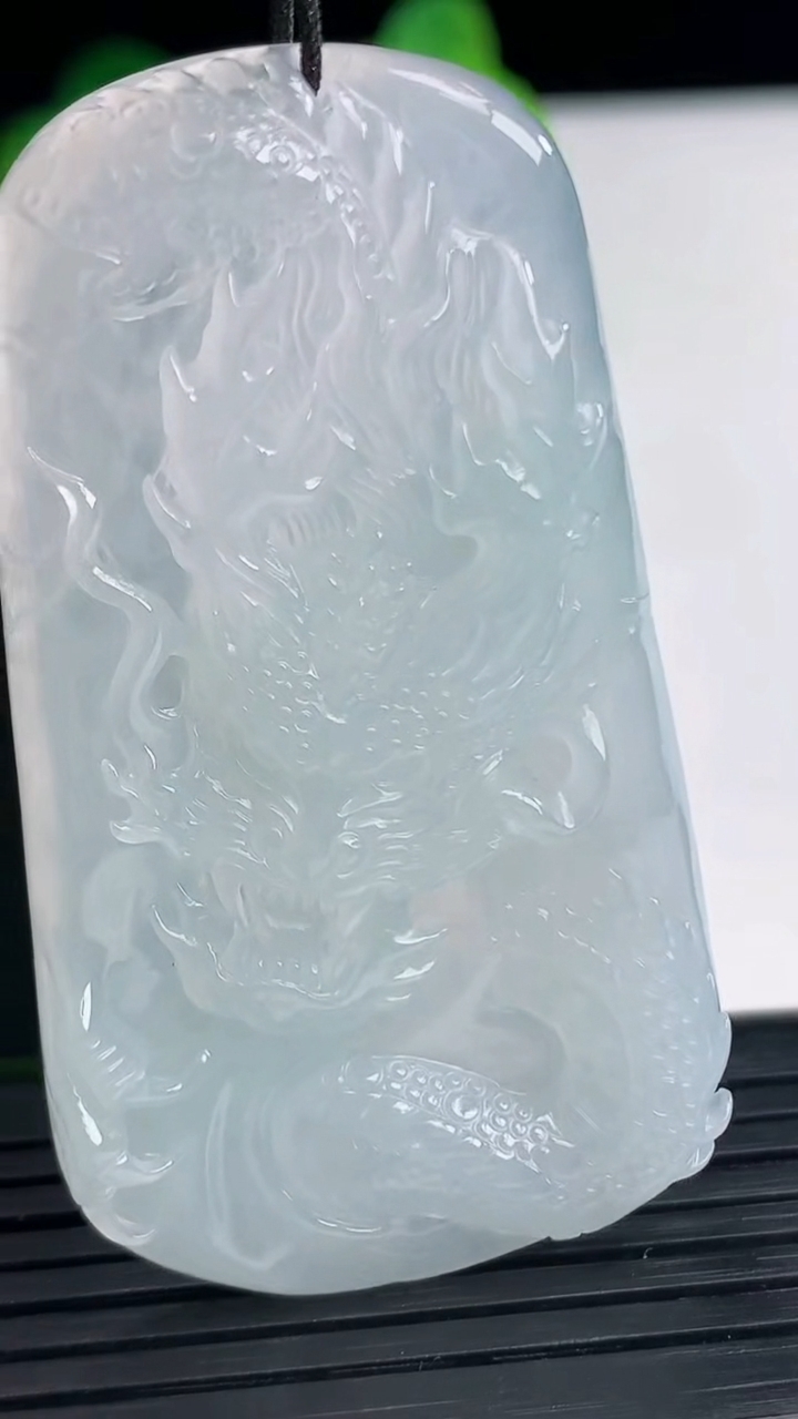 天然A货翡翠龙牌吊坠尺寸56.6-31.6-5.3重量:20.30g
4月11日