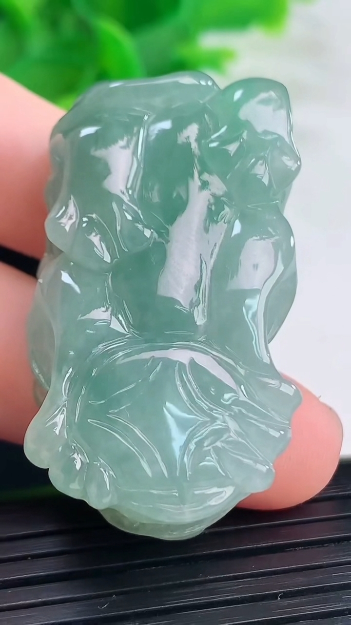 天然A货翡翠貔貅吊坠尺寸40.9-23.6-12.3重量:26.76g
4月11日