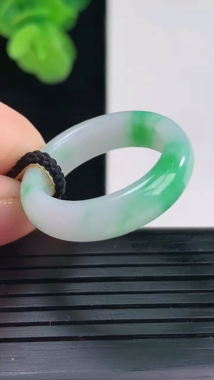 天然A货翡翠指环戒指尺寸19.1-5.7-3.4重量:4.51g2026年4月11日
工厂直销收藏佳品,种好水足，色泽均匀，有种有色，上手高大气！