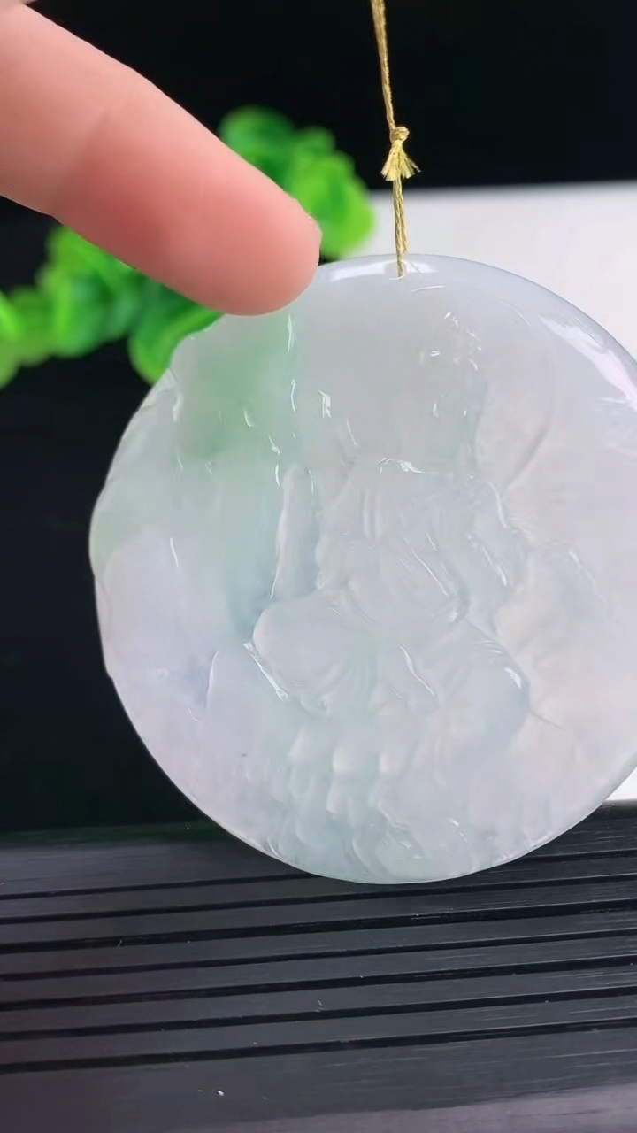 天然A货翡翠山水观音菩萨吊坠尺寸52.8-5.1重量:26.27g
4月11日