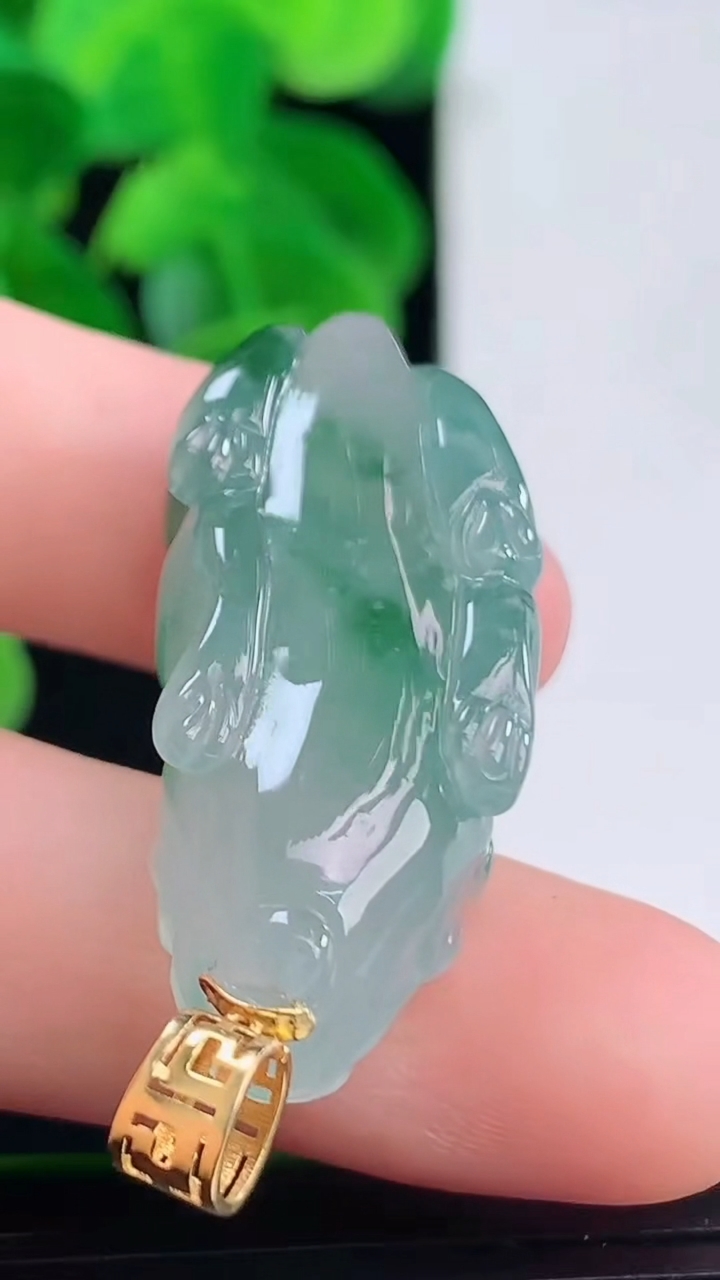 天然A货翡翠18K金飘花貔貅吊坠尺寸35.4-13.7-11.4重量:13.07g
4月11日