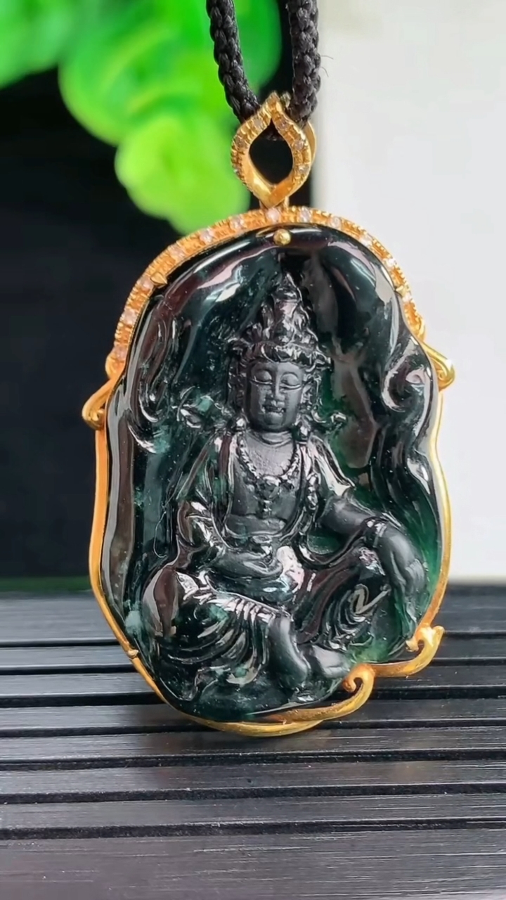 天然A货翡翠18K金墨翠观音菩萨吊坠尺寸35.5-24.6-7.7重量:8.97g
4月11日