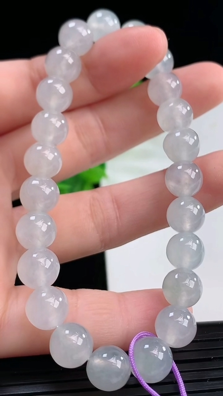 天然A货翡翠飘花圆珠手串尺寸8.3-23颗重量:24.27g4月11日
工厂直销收藏佳品,种好水足，色泽均匀，有种有色，上手高大气！